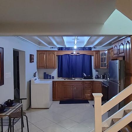 Cheerful 2 - Bedroom Townhouse With Free Parking In New Kingston Zewnętrze zdjęcie