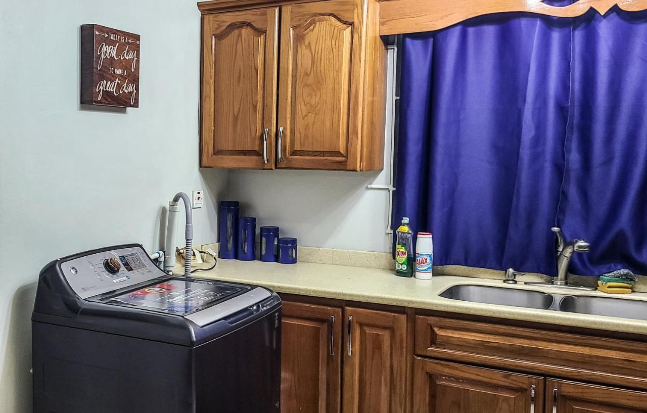 Cheerful 2 - Bedroom Townhouse With Free Parking In New Kingston Zewnętrze zdjęcie