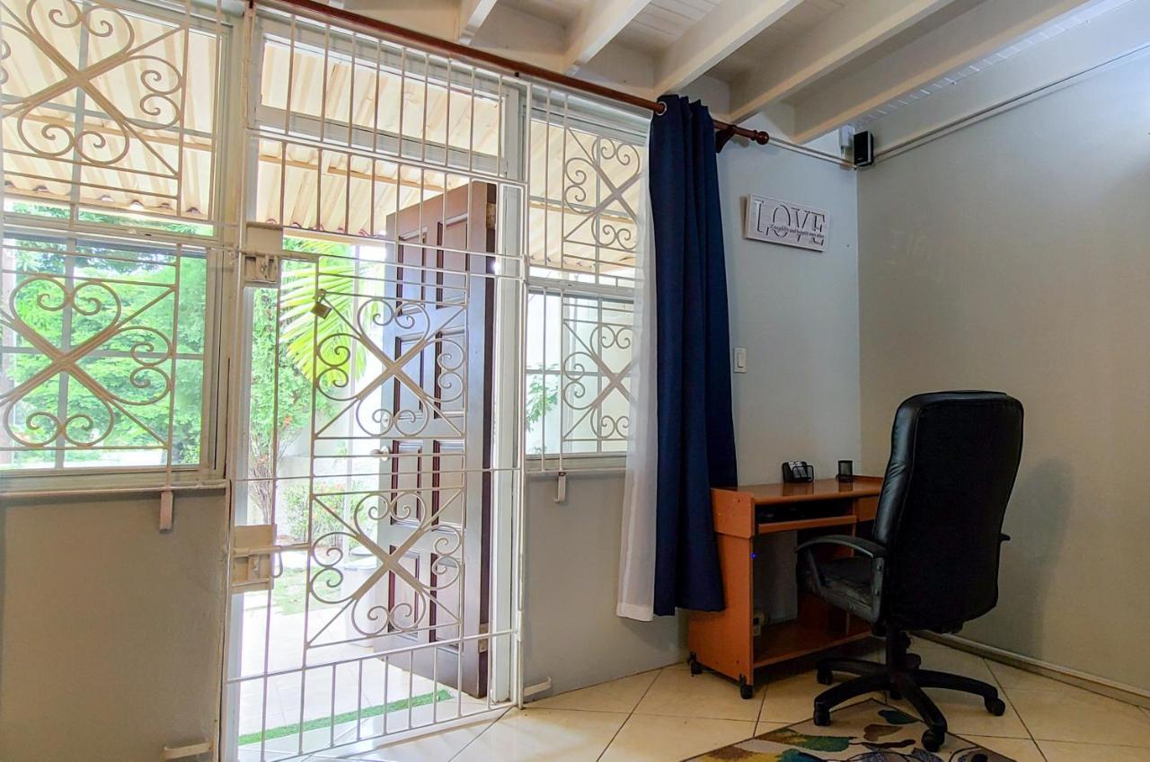 Cheerful 2 - Bedroom Townhouse With Free Parking In New Kingston Zewnętrze zdjęcie