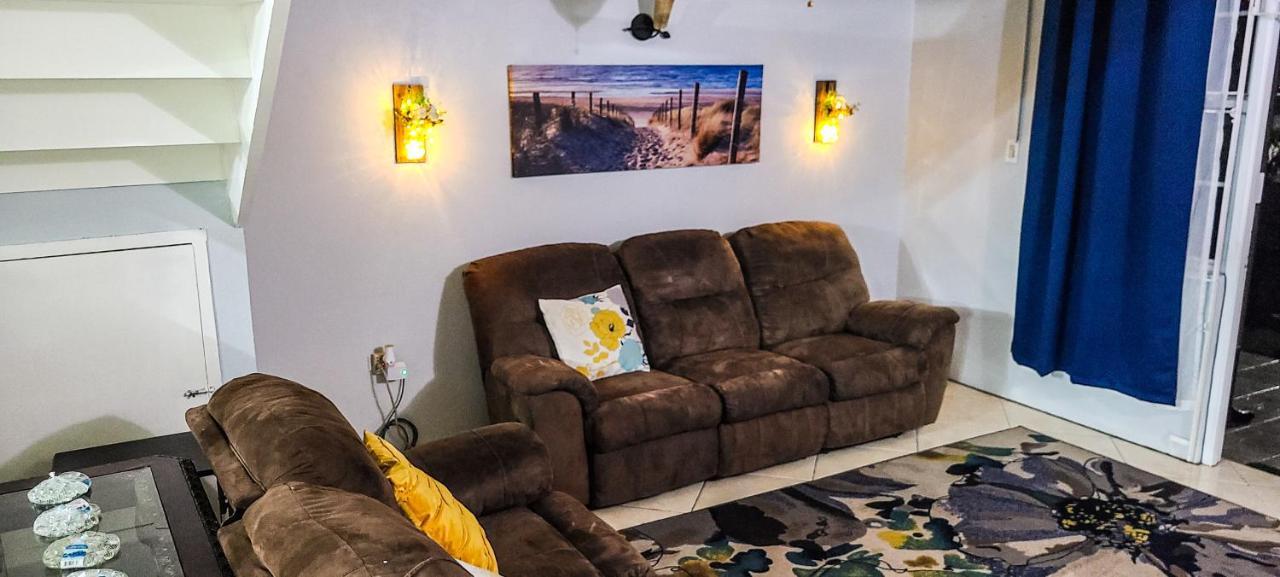 Cheerful 2 - Bedroom Townhouse With Free Parking In New Kingston Zewnętrze zdjęcie
